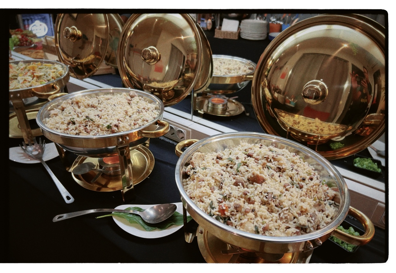 Mesa de buffet e catering artesanal para evento privado com flores e taças