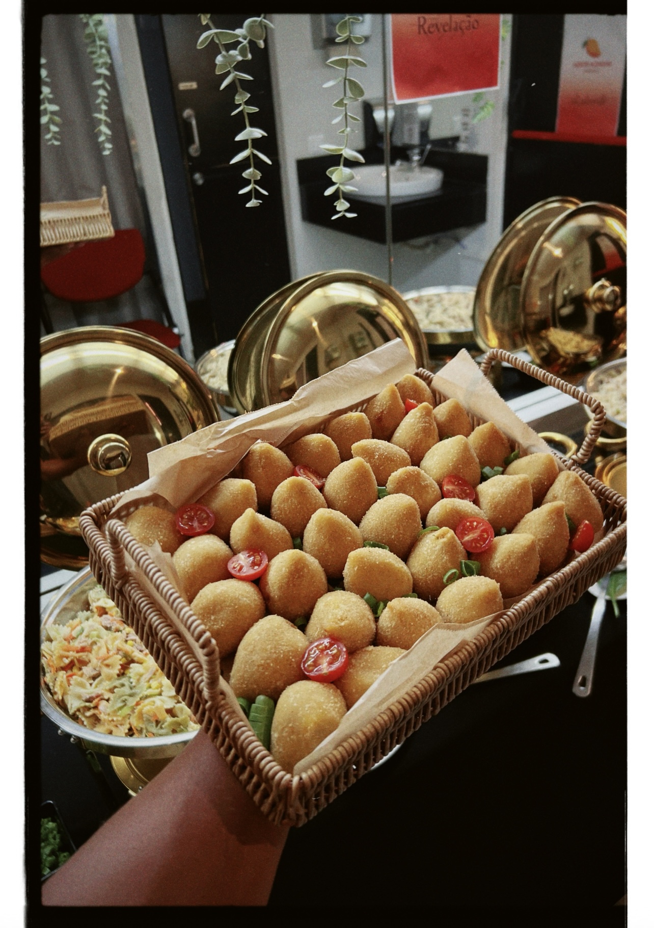 Bandeja de salgadinhos e coxinhas gourmet com ervas frescas para eventos